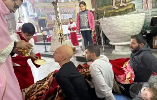 Paroquianos feridos recebem a comunhão no terceiro domingo do Advento, 17 de dezembro de 2023, na paróquia da Sagrada Família em Gaza.
