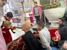 Paroquianos feridos recebem a comunhão no terceiro domingo do Advento, 17 de dezembro de 2023, na paróquia da Sagrada Família em Gaza.
