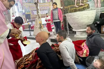 Paroquianos feridos recebem a comunhão no terceiro domingo do Advento, 17 de dezembro de 2023, na paróquia da Sagrada Família em Gaza.