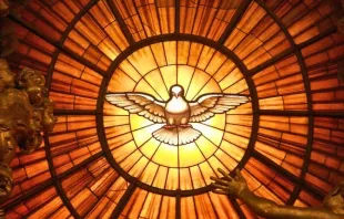 Imagem do Espírito Santo num vitral da Basílica de São Pedro.