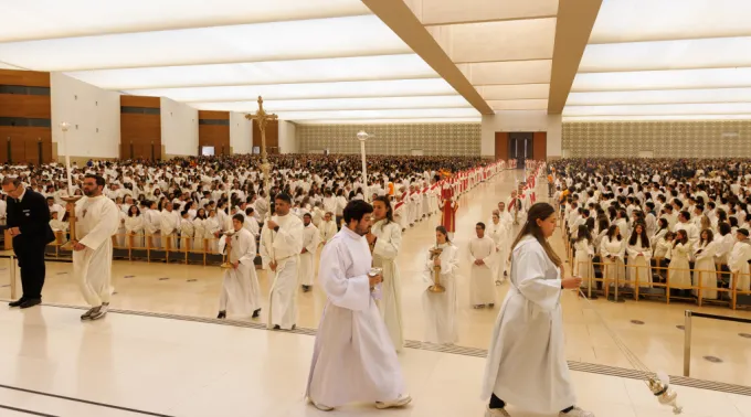 Acólitos em missa durante a Peregrinação Nacional a Fátima