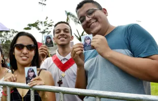 Jovens com relíquia de Isabel Cristina, na beatificação