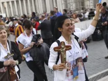 Peregrinos em vigília de oração na Praça de São Pedro, no Vaticano.