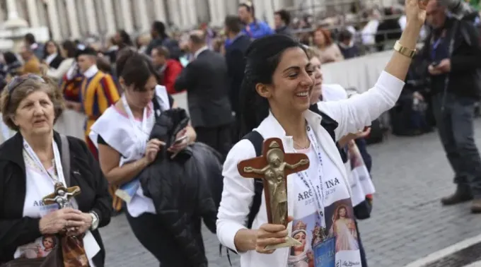 Peregrinos em vigília de oração na Praça de São Pedro, no Vaticano. ?? 