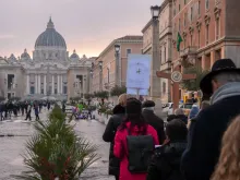 Peregrinos do Jubileu 2025 caminham pela Via della Conciliazione a caminho da basílica de São Pedro, no Vaticano.