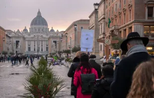Peregrinos do Jubileu 2025 caminham pela Via della Conciliazione a caminho da basílica de São Pedro, no Vaticano.