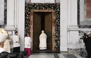 O cardeal James Michael Harvey abre a Porta Santa da basílica São Paulo Fora dos Muros