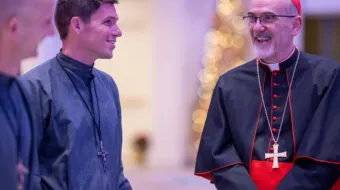 O patriarca latino de Jerusalém, cardeal Pierbattista Pizzaballa, conversa com membros da Sociedade de Nossa Senhora da Santíssima Trindade (SOLT) durante um jantar beneficente em 5 de dezembro de 2025 para apoiar os cristãos na Terra Santa, no St. John's Resort em Plymouth, Michigan.