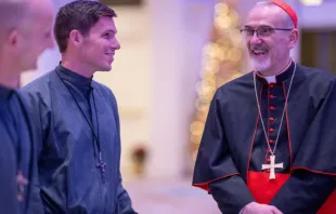 O patriarca latino de Jerusalém, cardeal Pierbattista Pizzaballa, conversa com membros da Sociedade de Nossa Senhora da Santíssima Trindade (SOLT) durante um jantar beneficente em 5 de dezembro de 2025 para apoiar os cristãos na Terra Santa, no St. John's Resort em Plymouth, Michigan.