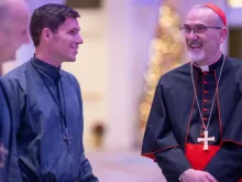 O patriarca latino de Jerusalém, cardeal Pierbattista Pizzaballa, conversa com membros da Sociedade de Nossa Senhora da Santíssima Trindade (SOLT) durante um jantar beneficente em 5 de dezembro de 2025 para apoiar os cristãos na Terra Santa, no St. John's Resort em Plymouth, Michigan.