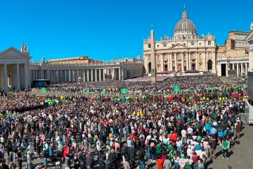Cerca de 200 mil pessoas participaram da missa das exéquias do papa Francisco.