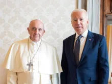 Papa Francisco recebe o presidente americano Joe Biden no Vaticano em 29 de outubro de 2021.