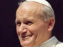 Papa são João Paulo II em audiência geral na praça de São Pedro, no Vaticano, em 21 de outubro de 1981.