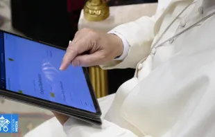 O papa Leão XIV usa um tablet para navegar no site da nova versão digital do Anuário Pontifício do Vaticano, conhecido como "Annuario Pontificio" em italiano