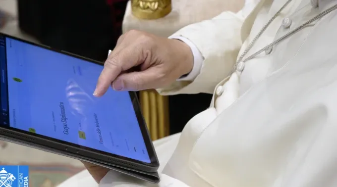 O papa Leão XIV usa um tablet para navegar no site da nova versão digital do Anuário Pontifício do Vaticano, conhecido como "Annuario Pontificio" em italiano