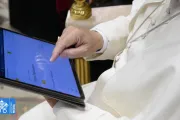 O papa Leão XIV usa um tablet para navegar no site da nova versão digital do Anuário Pontifício do Vaticano, conhecido como "Annuario Pontificio" em italiano