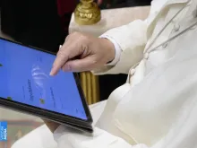 O papa Leão XIV usa um tablet para navegar no site da nova versão digital do Anuário Pontifício do Vaticano, conhecido como "Annuario Pontificio" em italiano