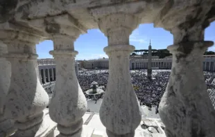 Peregrinos reunidos na praça de São Pedro para a oração do Regina Coeli e o discurso do papa no domingo (5).