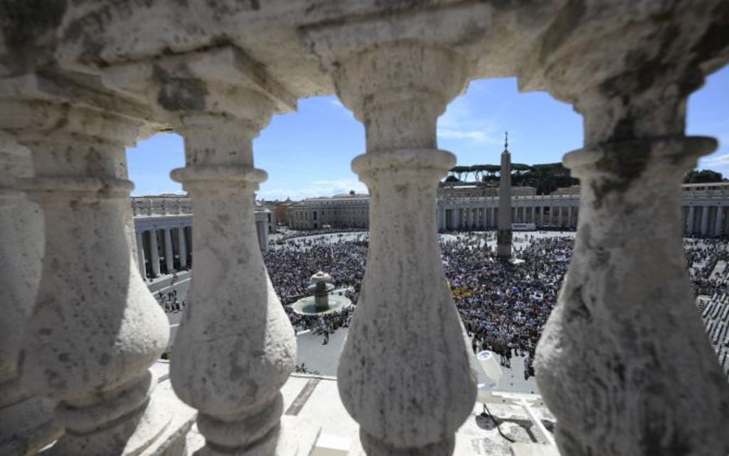  Padre armado é preso ao tentar entrar no Vaticano durante Regina Caeli do papa 