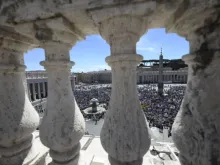 Peregrinos reunidos na praça de São Pedro para a oração do Regina Coeli e o discurso do papa no domingo (5).