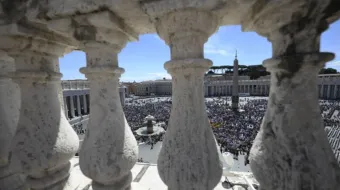 Peregrinos reunidos na praça de São Pedro para a oração do Regina Coeli e o discurso do papa no domingo (5).
