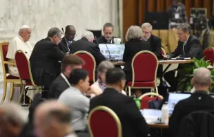 Papa Francisco reunido com alguns delegados do Sínodo da sinodalidade em uma mesa redonda na Sala Paulo VI, no Vaticano, em 17 de outubro de 2024