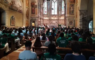 Jovens portugueses em missa na basílica de São Francisco, em Assis