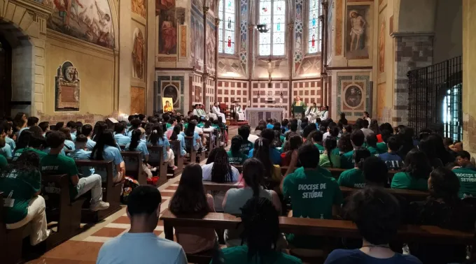Jovens portugueses em missa na basílica de São Francisco, em Assis