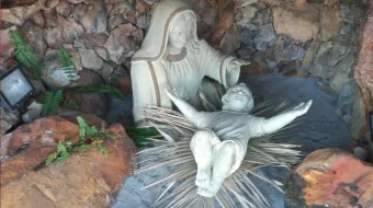 Imagens de Nossa Senhora e do Menino Jesus no Presépio Natural Mãos de Deus