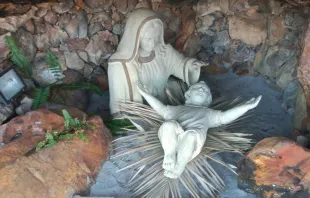 Imagens de Nossa Senhora e do Menino Jesus no Presépio Natural Mãos de Deus