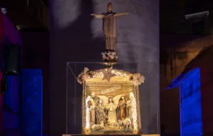 Presépio “Casa Comum: O Redentor que Cuida” sob a colunata de Bernini na praça de São Pedro, Vaticano.