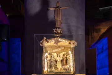 Presépio “Casa Comum: O Redentor que Cuida” sob a colunata de Bernini na praça de São Pedro, Vaticano.
