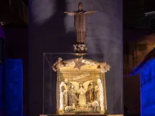 Presépio “Casa Comum: O Redentor que Cuida” sob a colunata de Bernini na praça de São Pedro, Vaticano.