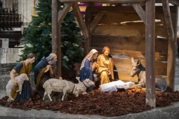 Presépio sem a imagem do Menino Jesus, durante o Advento