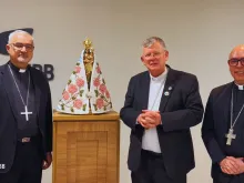 O arcebispo de Goiânia (GO), dom João Justino de Medeiros Silva, primeiro vice-presidente da CNBB; o arcebispo de Porto Alegre (RS), dom Jaime Cardeal Spengler, presidente da CNBB; e o bispo-auxiliar de Brasília, dom Ricardo Hoepers, secretário-geral da CNBB.