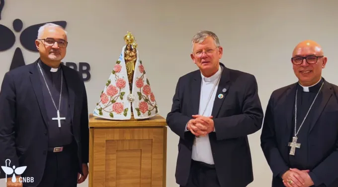 O arcebispo de Goiânia (GO), dom João Justino de Medeiros Silva, primeiro vice-presidente da CNBB; o arcebispo de Porto Alegre (RS), dom Jaime Cardeal Spengler, presidente da CNBB; e o bispo-auxiliar de Brasília, dom Ricardo Hoepers, secretário-geral da CNBB. ?? 