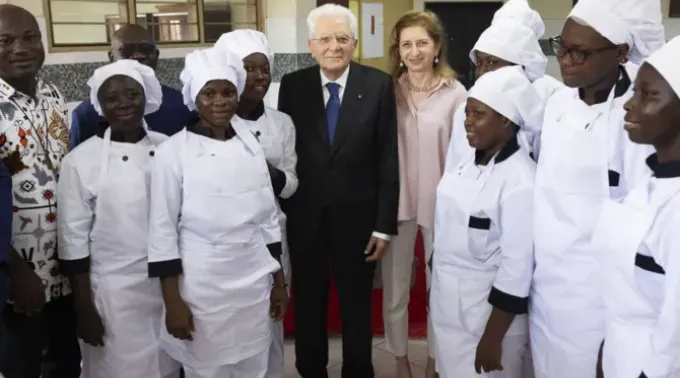 Presidente da República Italiana, Sergio Mattarella, visitando a obra dos Salesianos em Gana ?? 