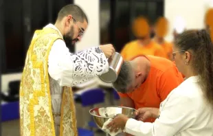 Padre Allisson Muryel batiza preso em Campo Grande (MS).