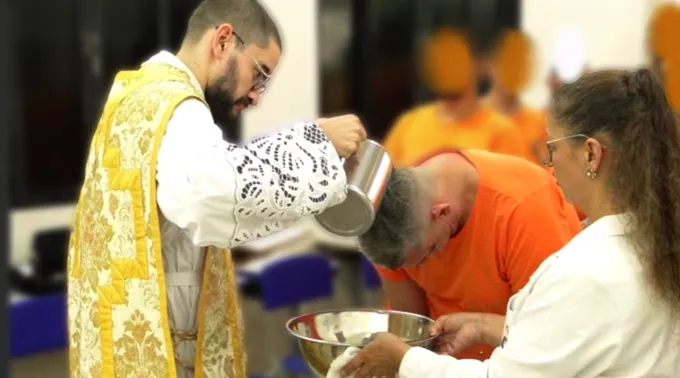 Padre Allisson Muryel batiza preso em Campo Grande (MS). ?? 