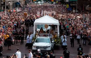 A procissão eucarística de sábado, 20 de julho, pelas ruas de Indianápolis.