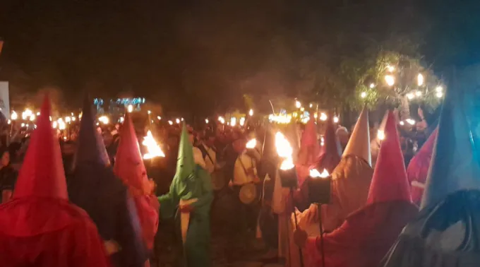 Procissão do Fogaréu em cidade de Goiás (GO)