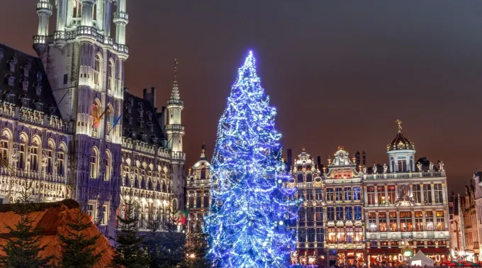 Imagem ilustrativa da Grand Place de Bruxelas no Natal. ?? 