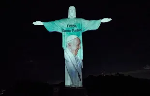 Projeção no Cristo Redentor em homenagem ao papa Francisco