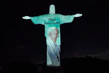 Projeção no Cristo Redentor em homenagem ao papa Francisco