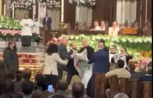 Manifestantes interrompem a missa da Vigília Pascal na Catedral de São Patrício, em Nova York, 30 de março de 2024.