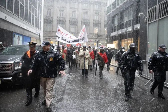  Pró-vidas marcham em Nova York apesar da chuva forte e das ofensas 