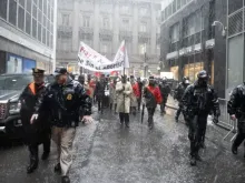 Pró-vida marcham por Lower Manhattan sob forte chuva e protestos pró-aborto que exigiram uma presença policial significativa em 23 de março de 2024.