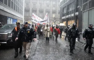 Pró-vida marcham por Lower Manhattan sob forte chuva e protestos pró-aborto que exigiram uma presença policial significativa em 23 de março de 2024.