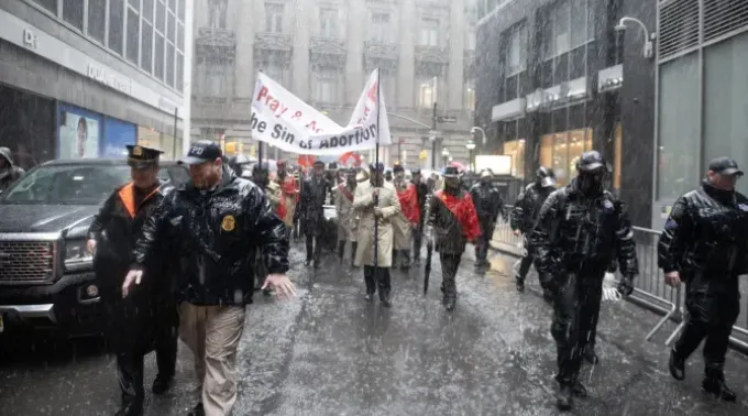 Pró-vida marcham por Lower Manhattan sob forte chuva e protestos pró-aborto que exigiram uma presença policial significativa em 23 de março de 2024. ?? 