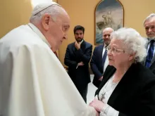 Papa Francisco recebe Roseline Hamel no Vaticano.